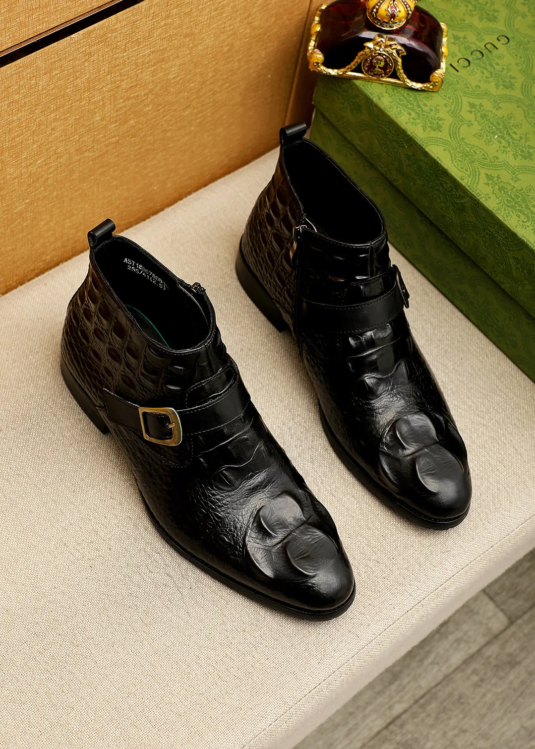 Men's shoes 💰600 💐 Product trademark: GUCCI "Gucci" high-top leather shoes Regular size: 38-44 (37.45.46🉑️Customized) Product materials: Selected imported first-layer calfskin embossed upper + luxury hardware buckle, imported sheep 🐑 leather lining. Strong three-dimensional visual effect, original outsole color: 2 colors available